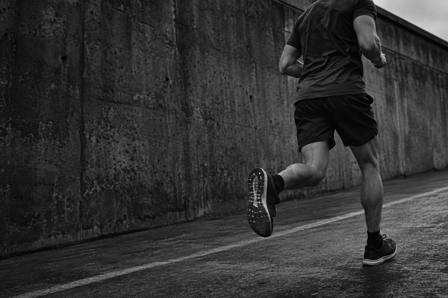 Un coureur en mouvement sur une piste urbaine
